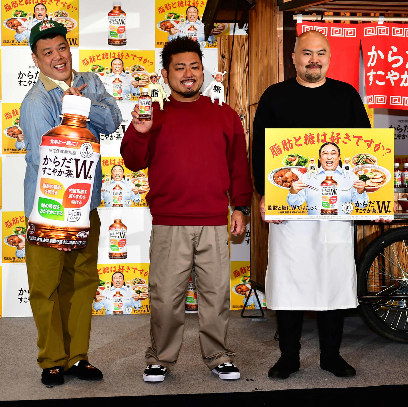 日本コカ・コーラ「『からだすこやか茶W＋』新キャンペーン記念サンプリングPRイベント」に登壇した、左から野性爆弾のくっきー！、鬼越トマホークの金ちゃん、良ちゃん（撮影・松尾幸之介）
