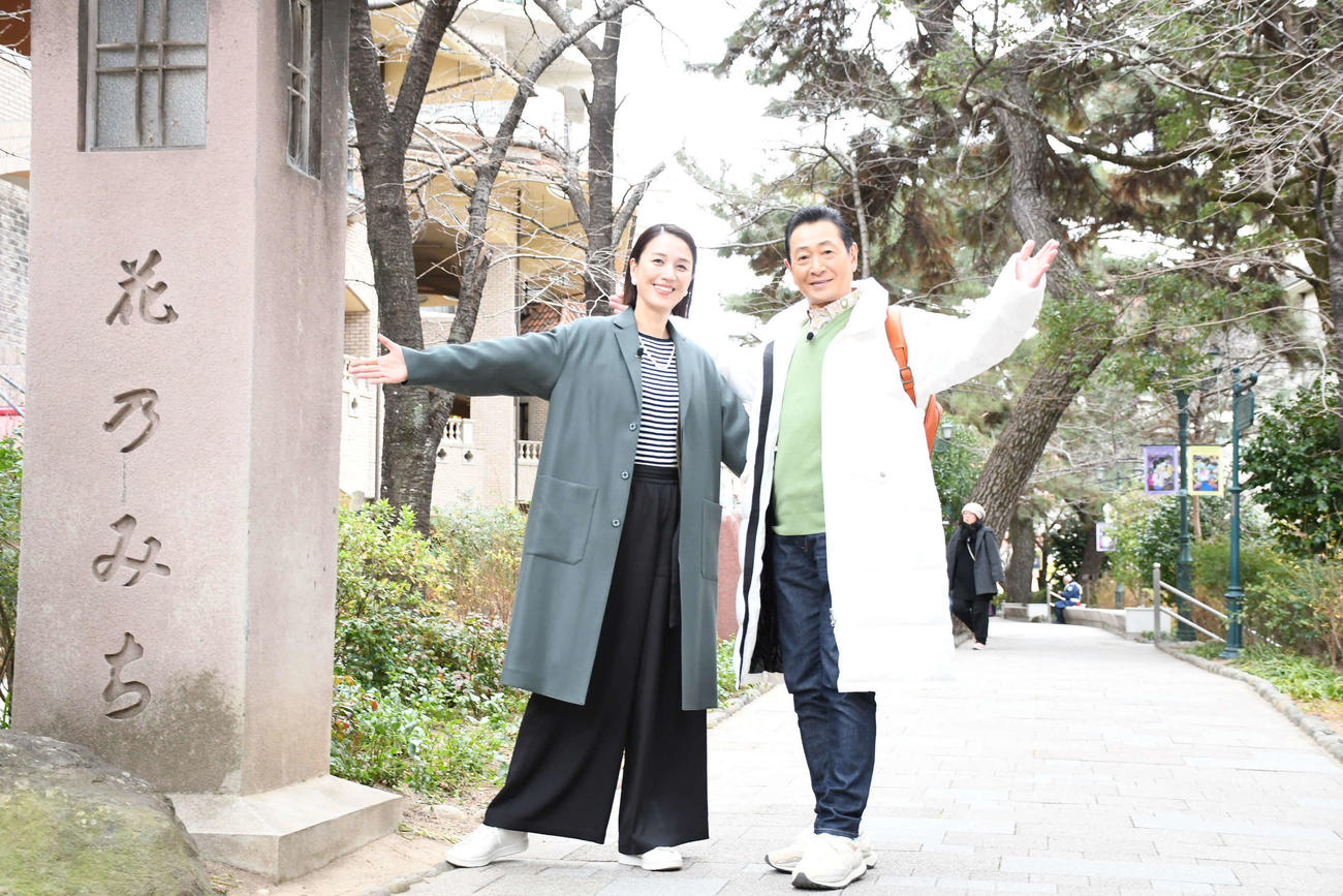 「おとな旅あるき旅」のロケを行った三田村邦彦（右）と遼河はるひ（撮影・阪口孝志）