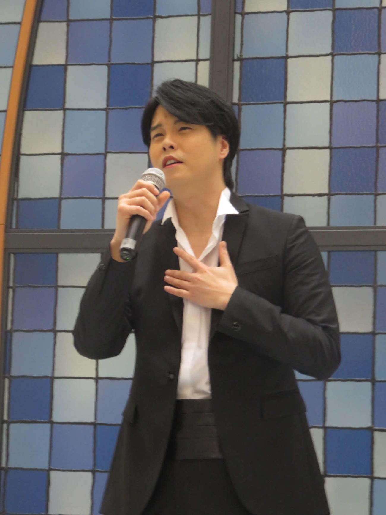 新曲「わたし」を歌い上げる松尾雄史