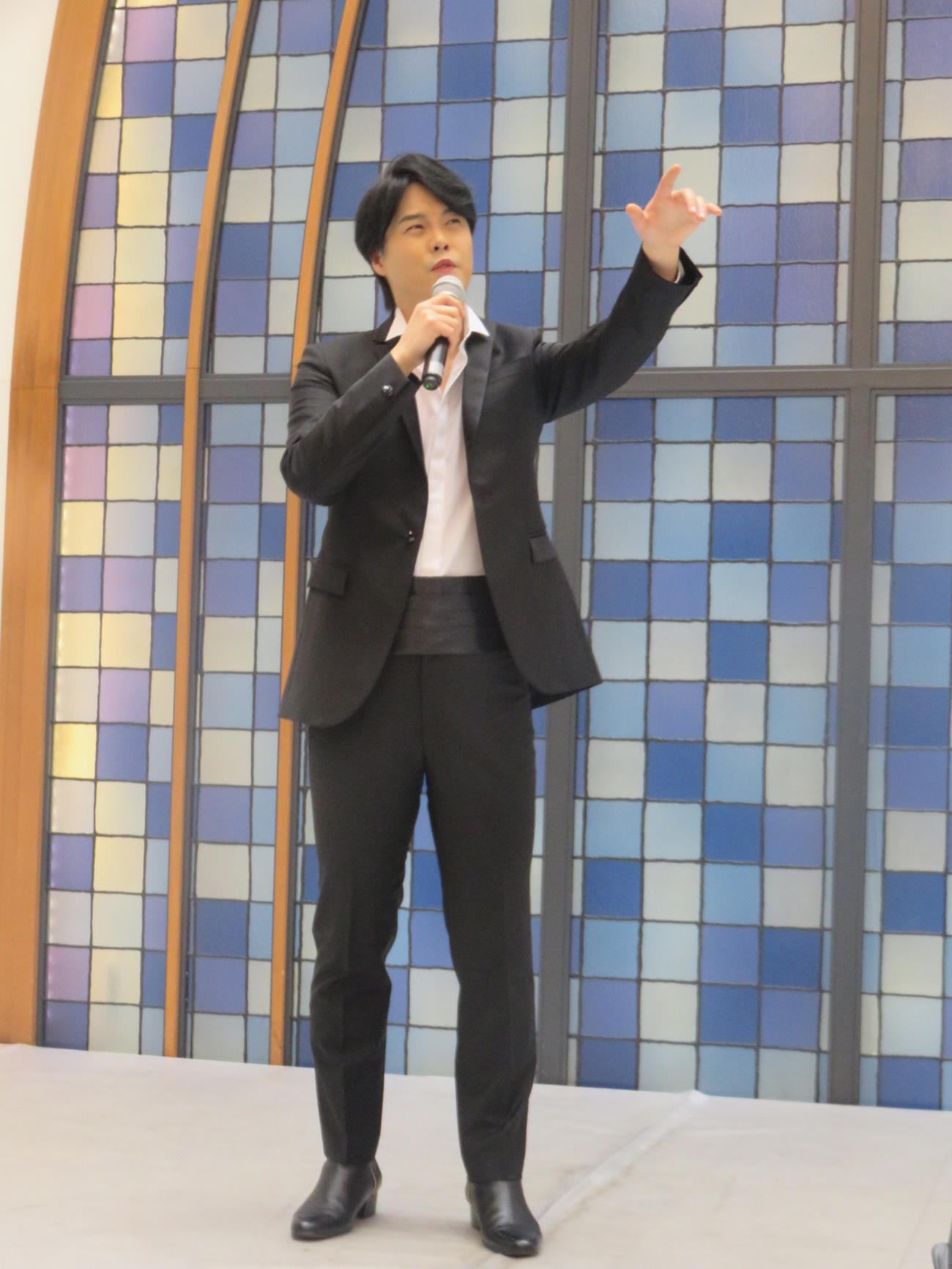 新曲「わたし」を歌い上げる松尾雄史
