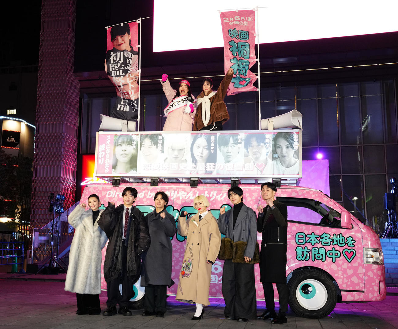 映画「禍禍女」公開直前！大演説会in新宿・歌舞伎町のフォトセッションで笑顔の出演者たち。下段左から田中麗奈、鈴木福、前田旺志郎、アオイヤマダ、本島純政、九条ジョー、上段左からゆりやんレトリィバァ監督、南沙良（撮影・鈴木みどり）