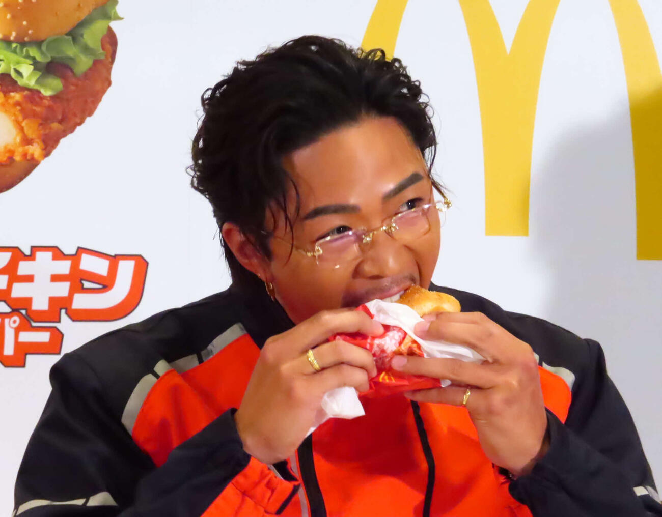 マクドナルドの新商品を試食する数原龍友