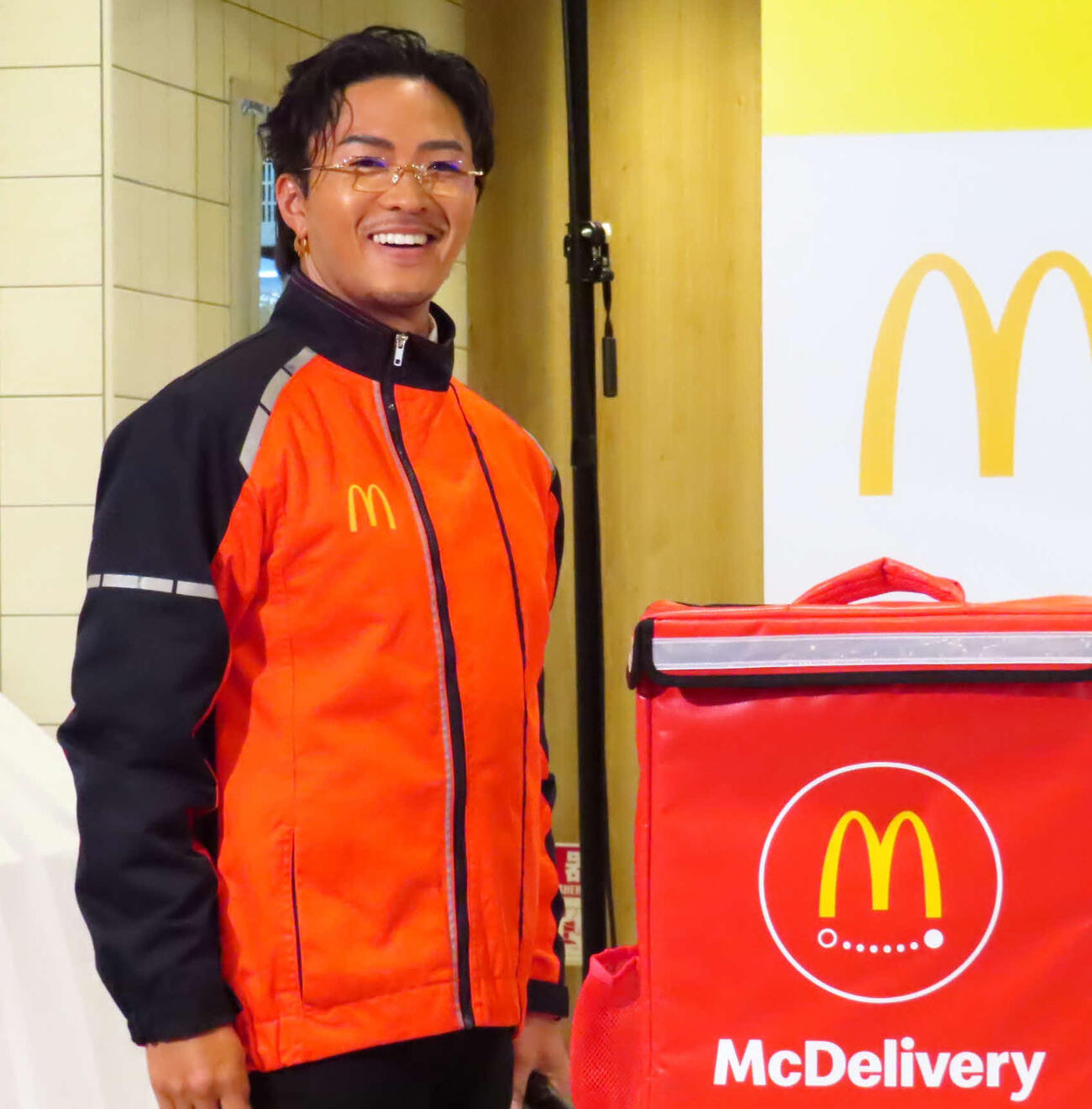マクドナルドのデリバリースタッフに扮し、スマイルを披露する数原龍友