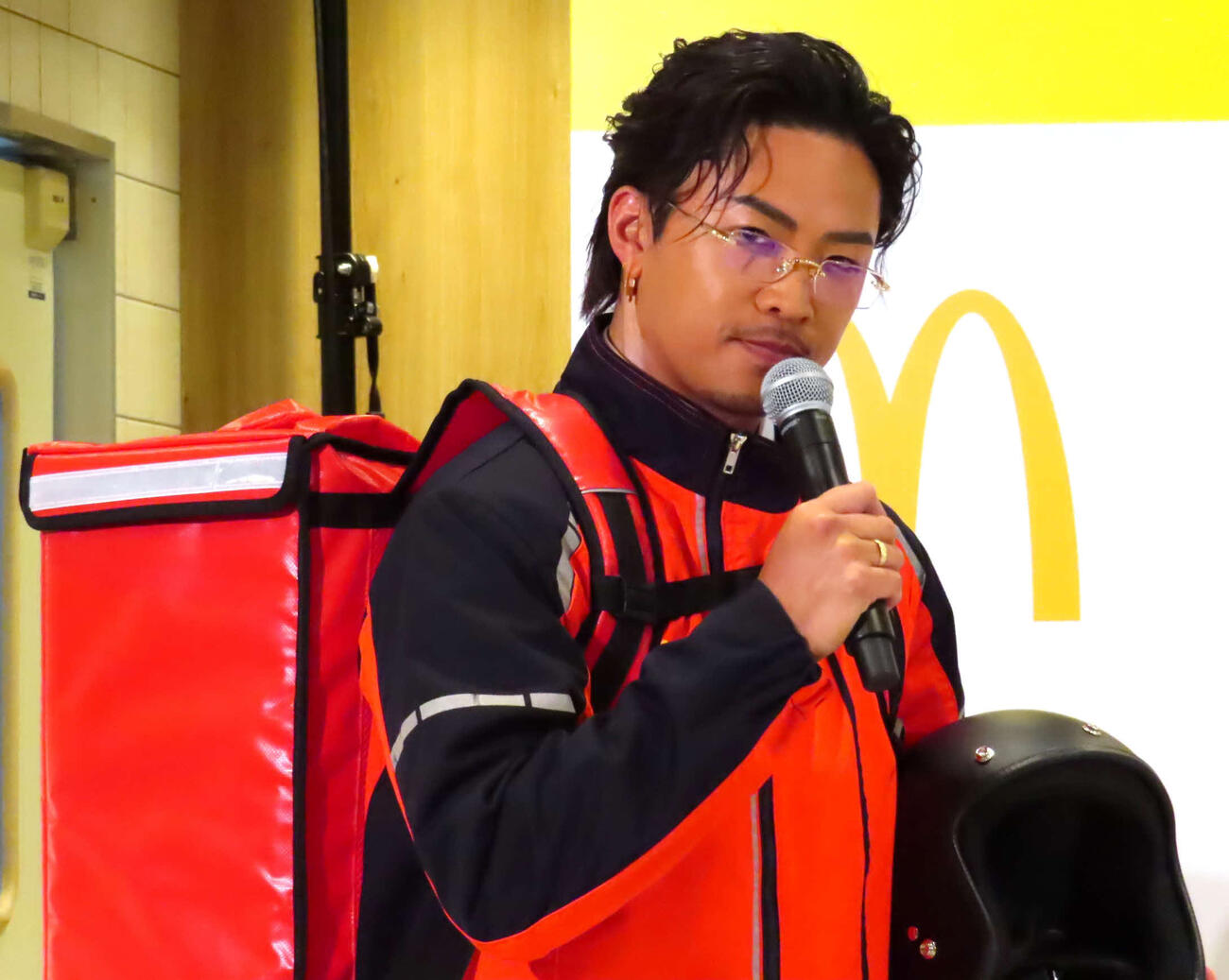 マクドナルドのデリバリースタッフに扮する数原龍友