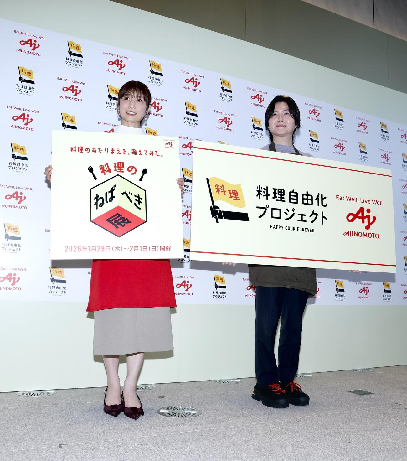 写真に納まる小倉優子（左）と料理研究家のリュウジ氏（撮影・河田真司）