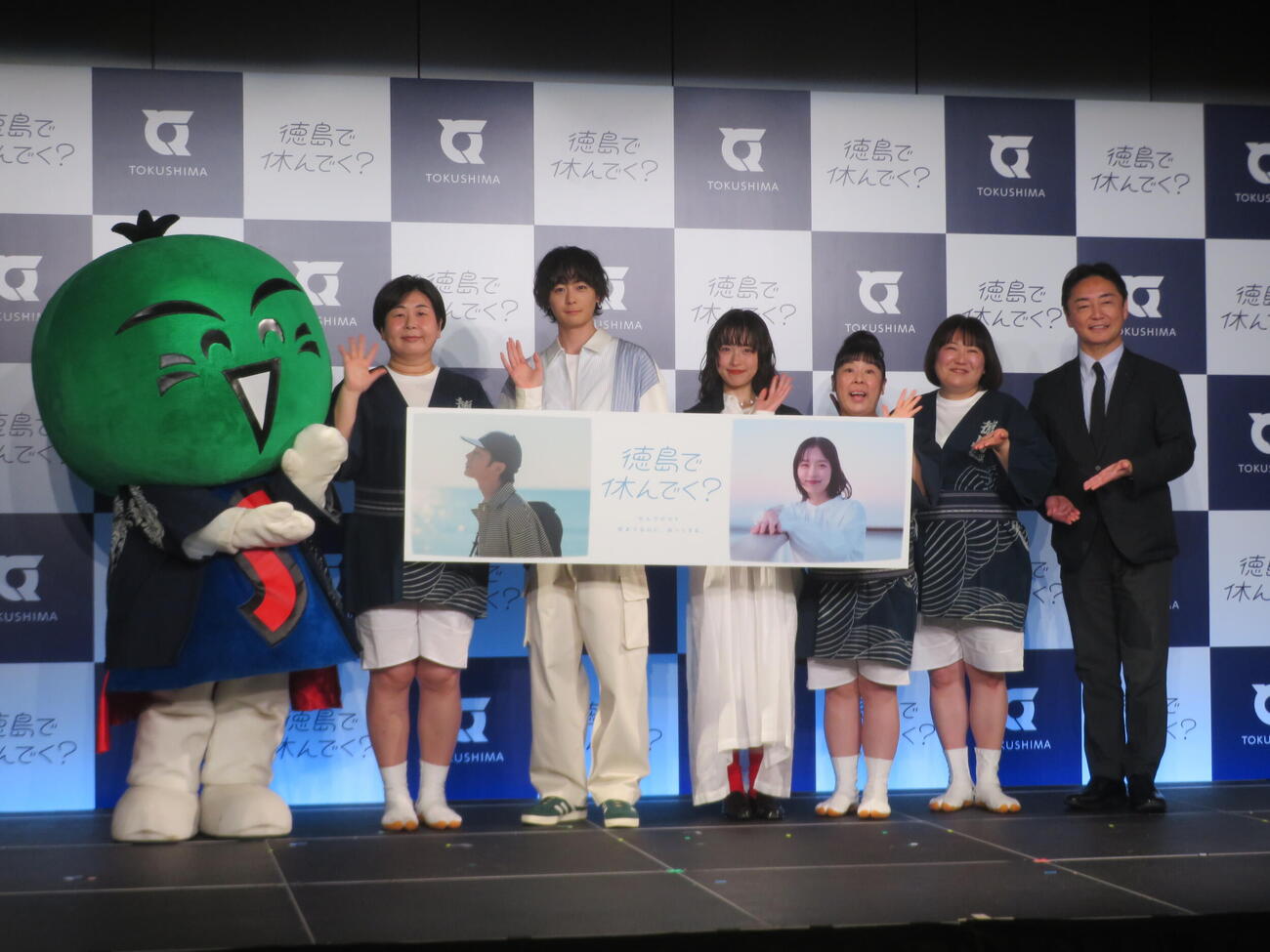 徳島県首都圏向けプロモーション発表会に出席した、左からすだちくん、大島美幸、犬飼貴丈、瀬戸璃子、黒沢かずこ、村上知子、後藤田正純氏（撮影・川田和博）