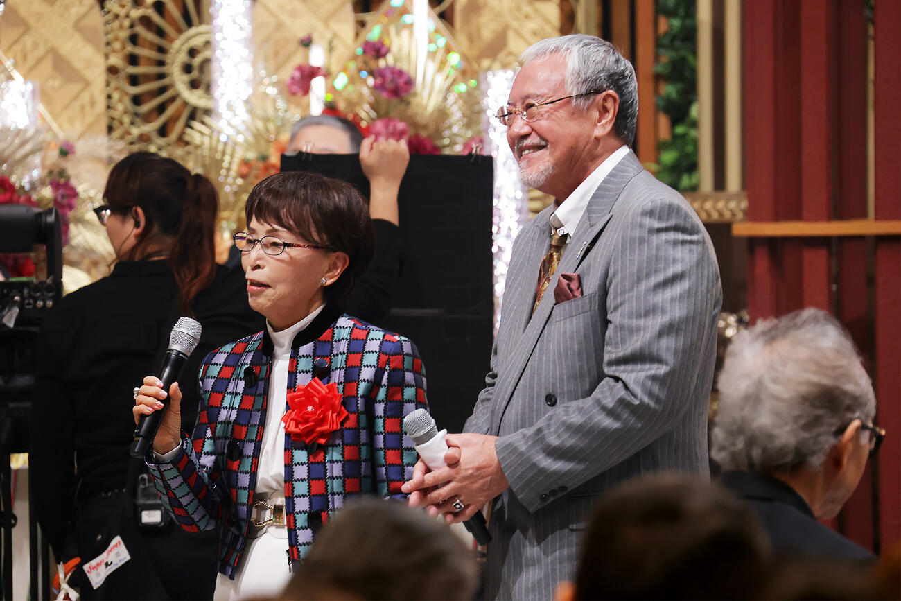 大賞受賞であいさつする麻こよみ（左）と吉幾三（（C）BSテレ東）＝2025年12月6日、テレビ東京）