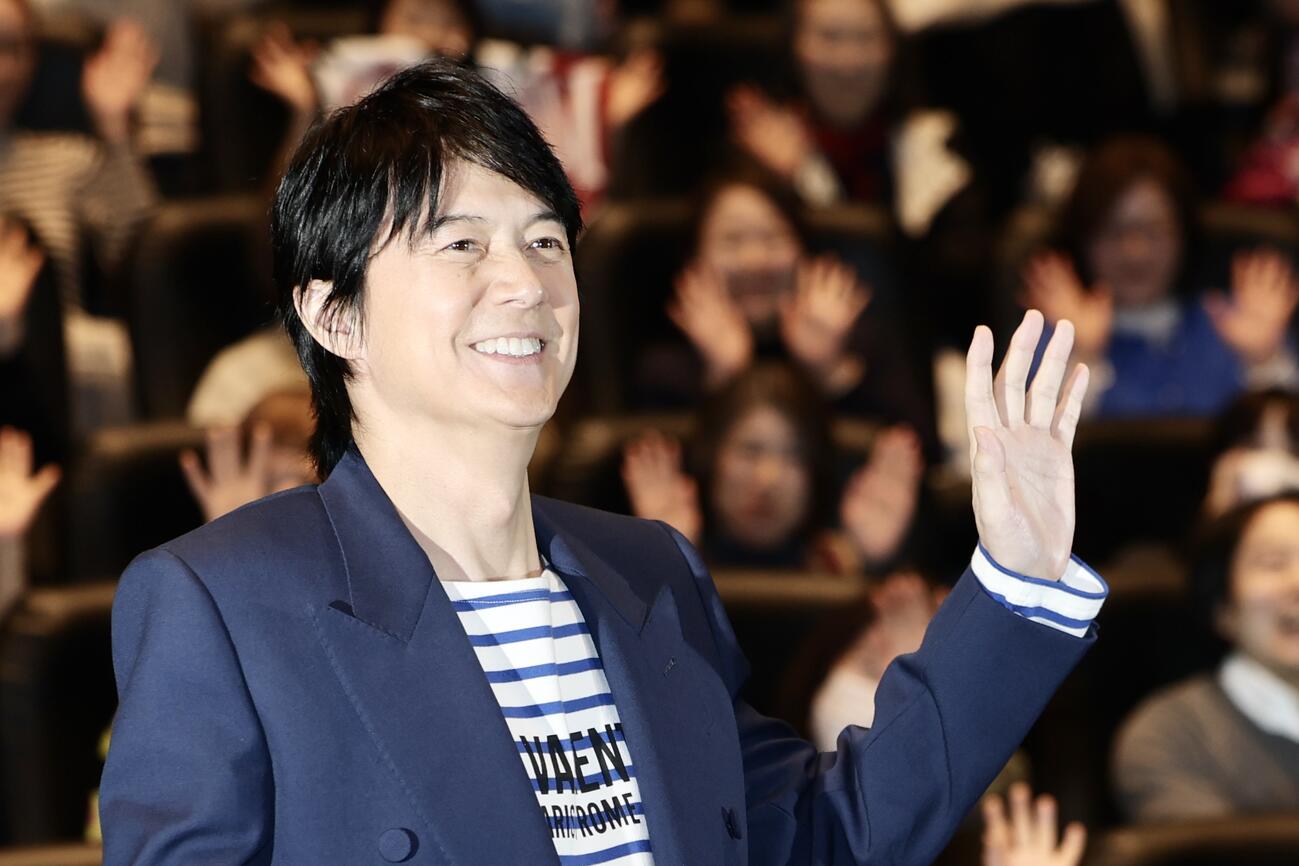 ファンを背に笑顔で手を振る福山雅治（撮影・河田真司）