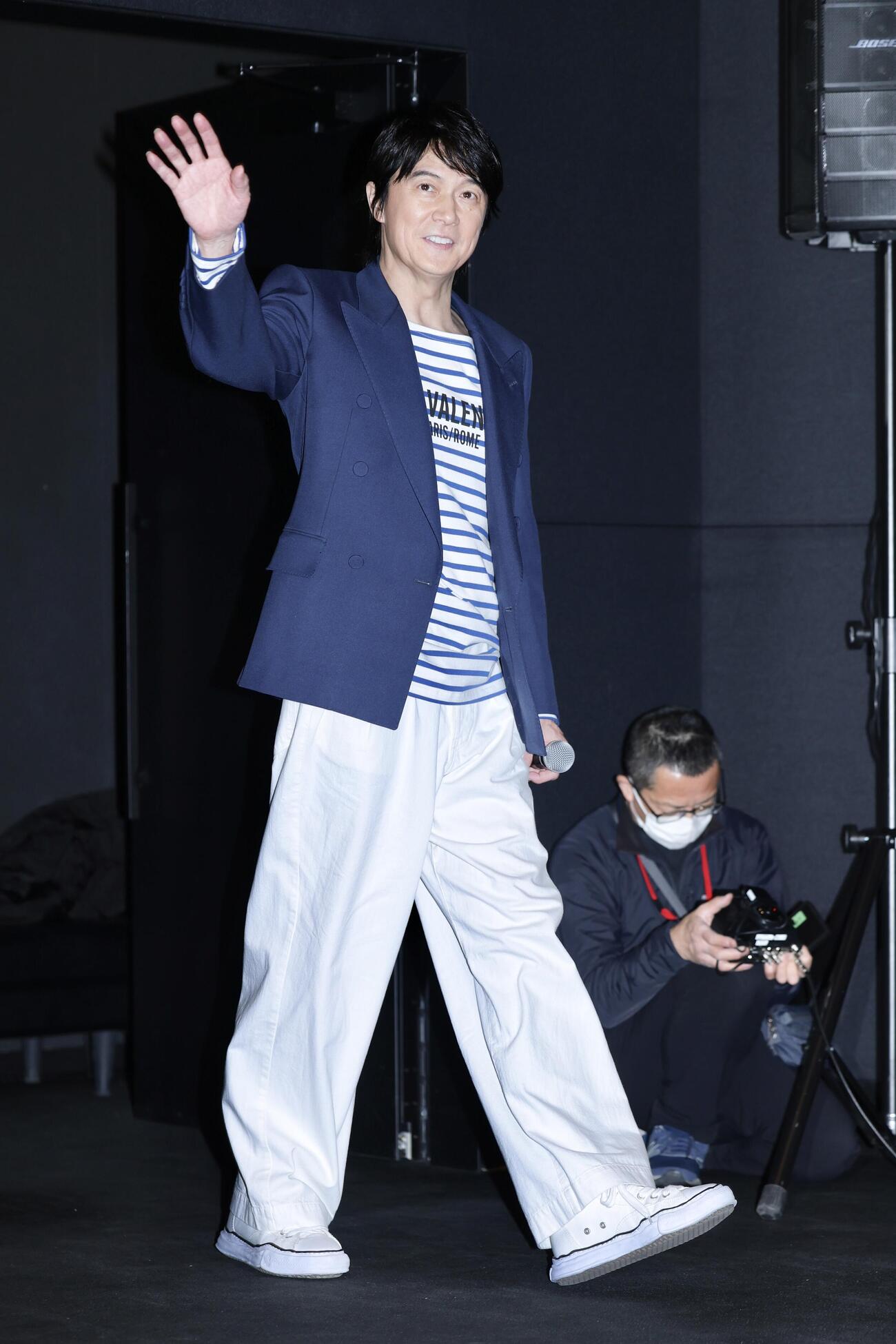 ファンの声援に応えながらステージに向かう福山雅治（撮影・河田真司）