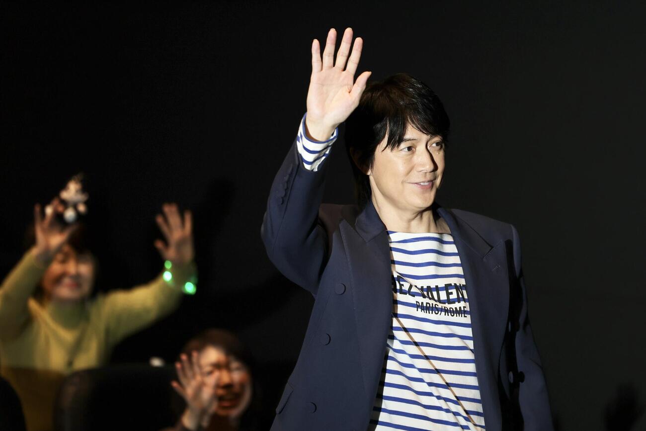 ファンの声援に応えながら引き揚げる福山雅治（撮影・河田真司）