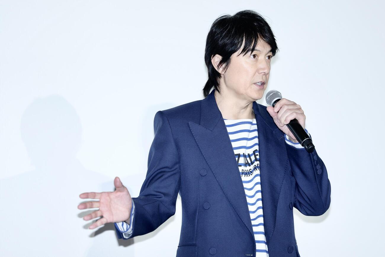 ステージであいさつする福山雅治（撮影・河田真司）