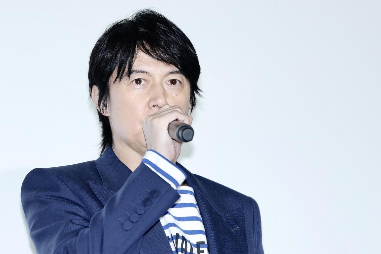 ステージであいさつする福山雅治（撮影・河田真司）