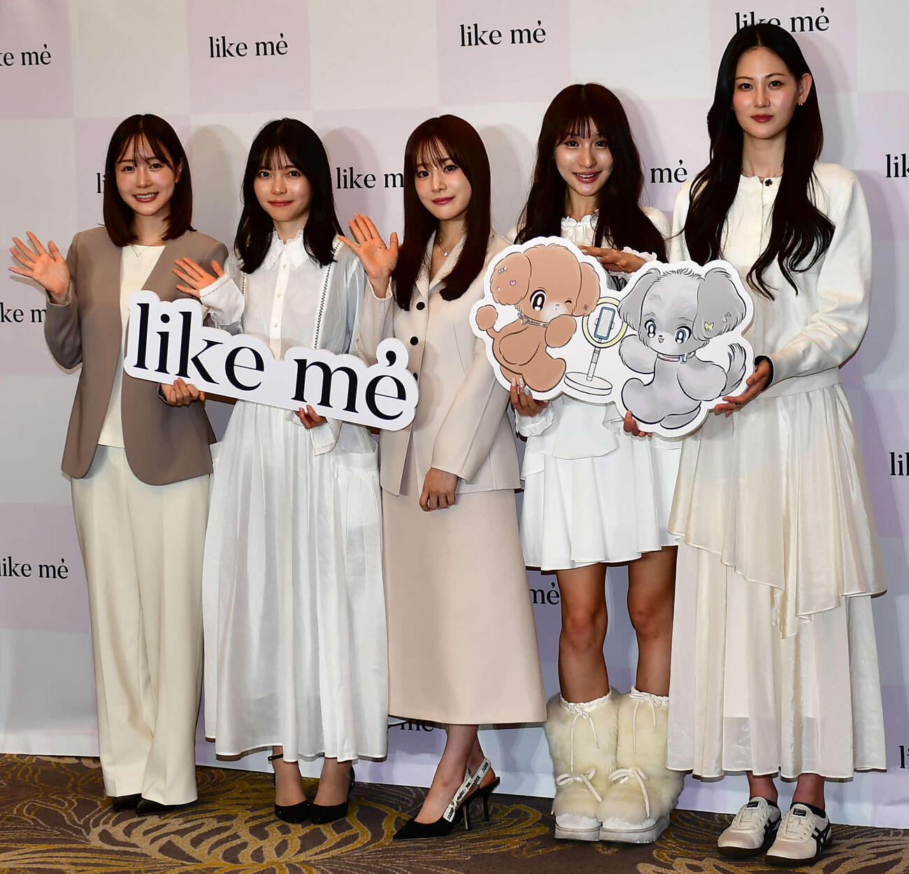 ライバー事務所「like me」新体制・事業展開発表会に出席した福岡みなみ（中央）とスタッフ、所属ライバーら（撮影・松尾幸之介）