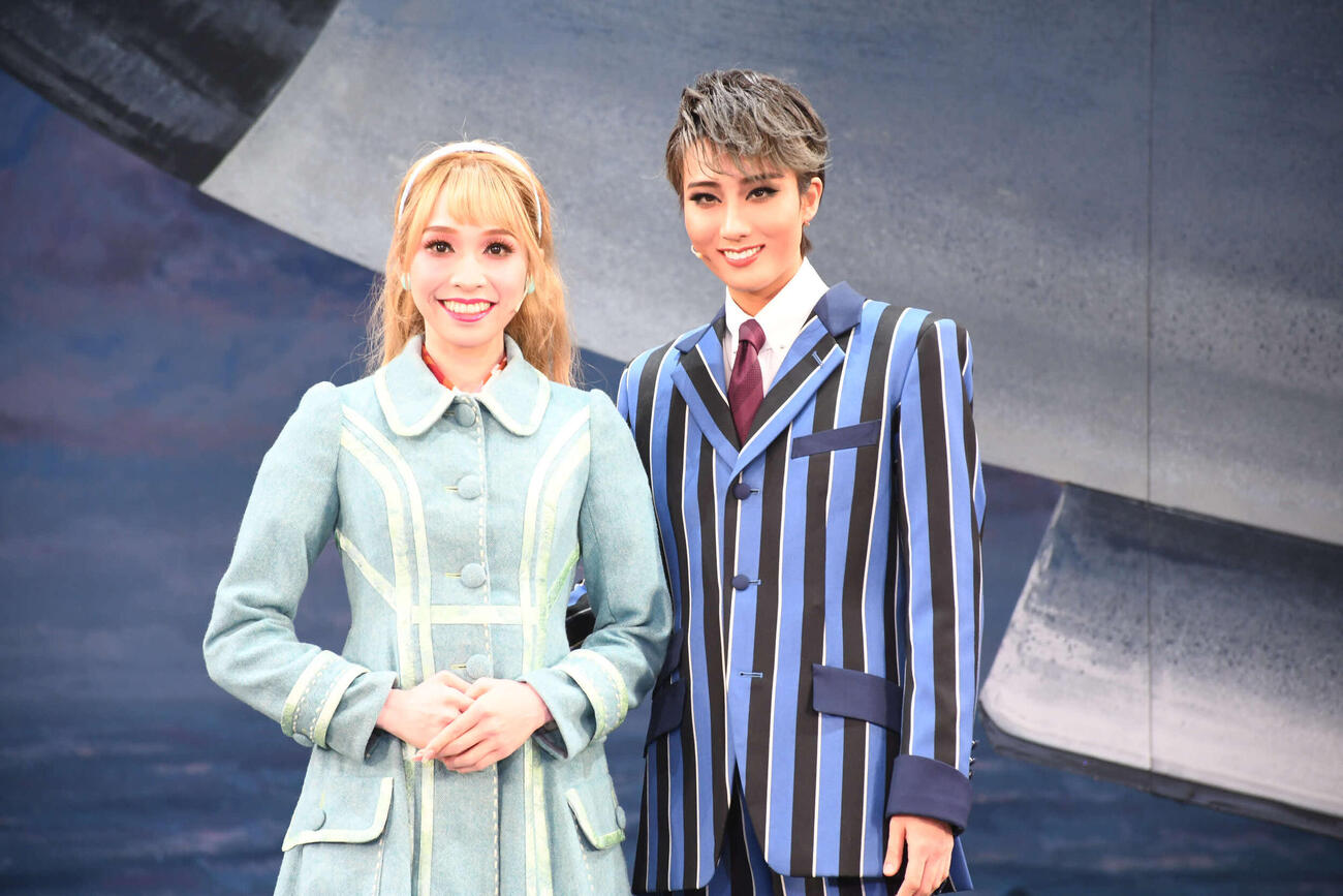 「恋する天動説」新人公演で主演を務めた大希颯（右）と碧羽陽（撮影・阪口孝志）