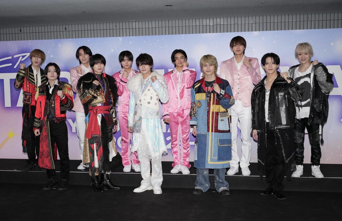 「ジュニアSTAR to FESTIVAL2026」公演前の囲み取材で写真に納まる、前列左から西村拓哉、井上瑞稀、浮所飛貴、矢花黎、黒田光輝、後列左から永岡蓮王、阿達慶、宮岡大愛、山岸想、千井野空翔、元木湧（撮影・垰建太）