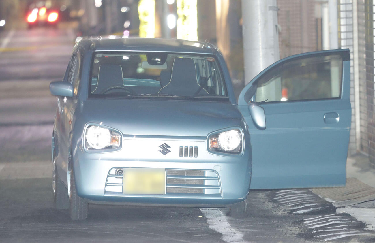 東京・台東区内での強盗とひき逃げの現場近くの路上に放置されていた軽乗用車。警視庁が捜査していた＝30日午前０時55分頃（撮影・高橋洋平）