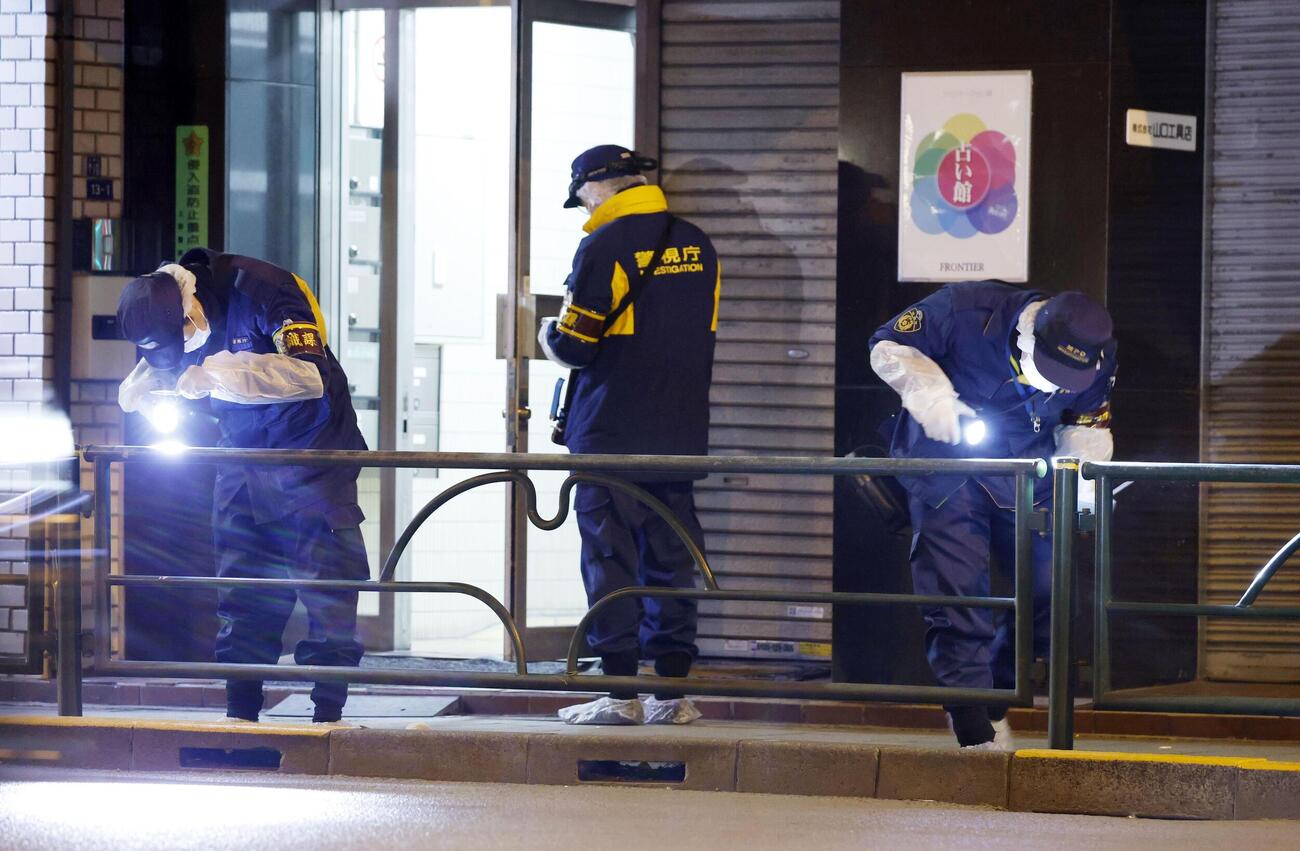 現金入りのスーツケースが奪われ、逃走時にひき逃げ事件が起きた現場周辺を調べる警視庁の捜査員（共同）