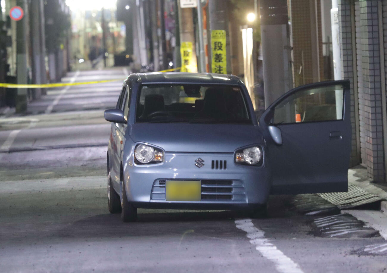 東京・台東区内での強盗とひき逃げの現場近くの路上に放置されていた軽乗用車。警視庁が捜査していた＝30日午前０時55分頃（撮影・高橋洋平）