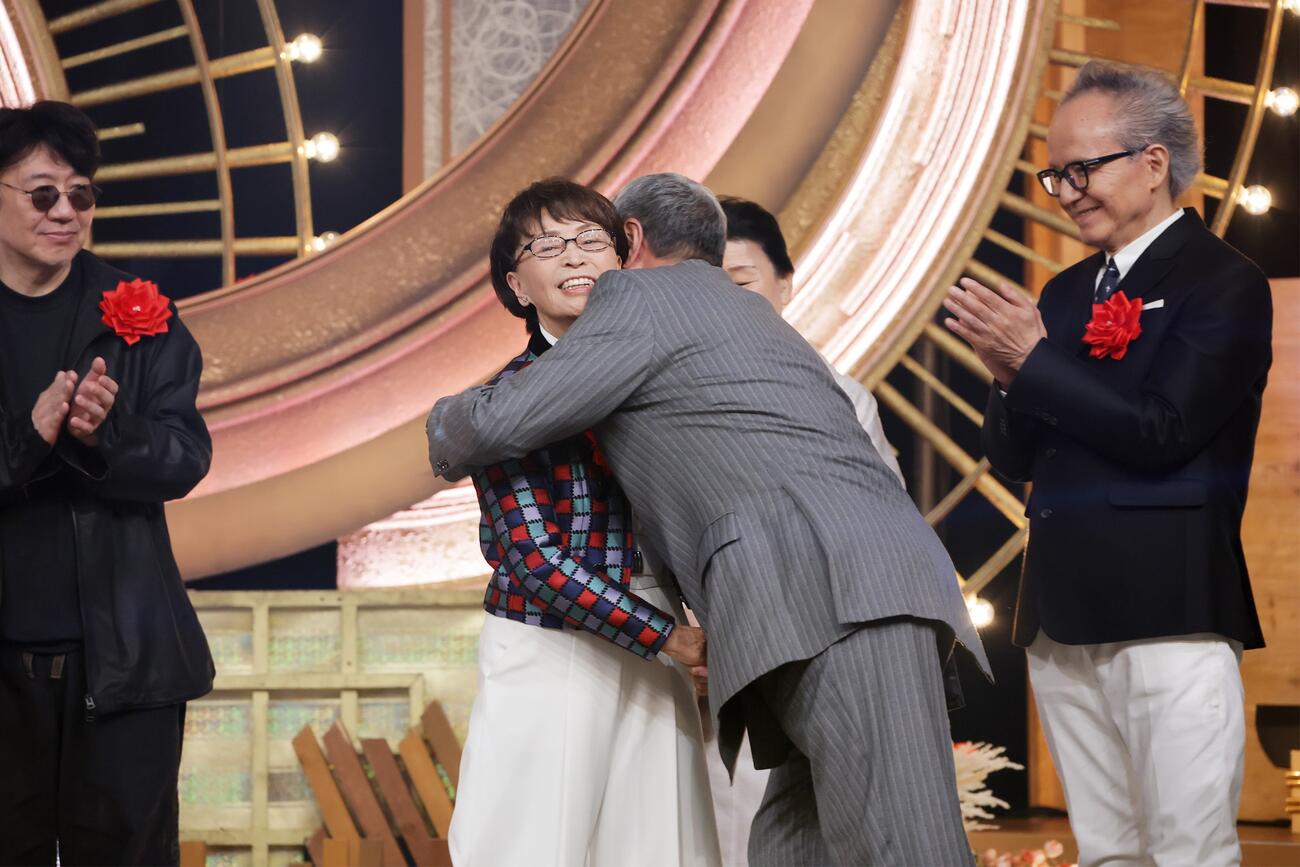 吉幾三から祝福の抱擁を受ける麻こよみ（左から2人目）（（C）BSテレ東）＝2025年12月6日、テレビ東京