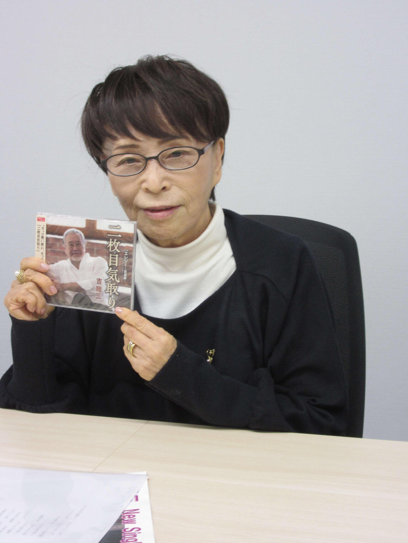 「二枚目気取り」のCDを掲げる麻こよみ