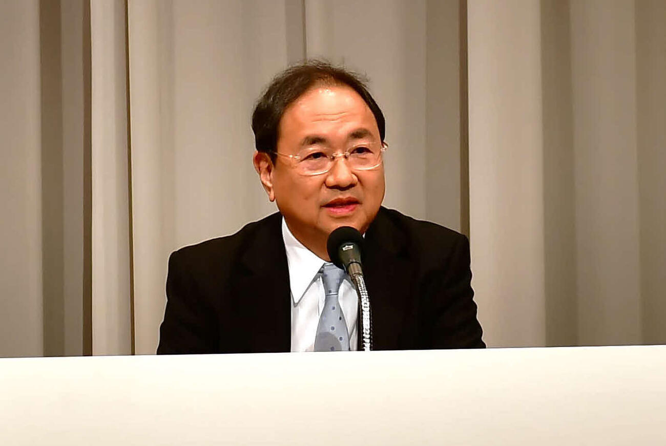 会見に臨んだ清水賢治社長