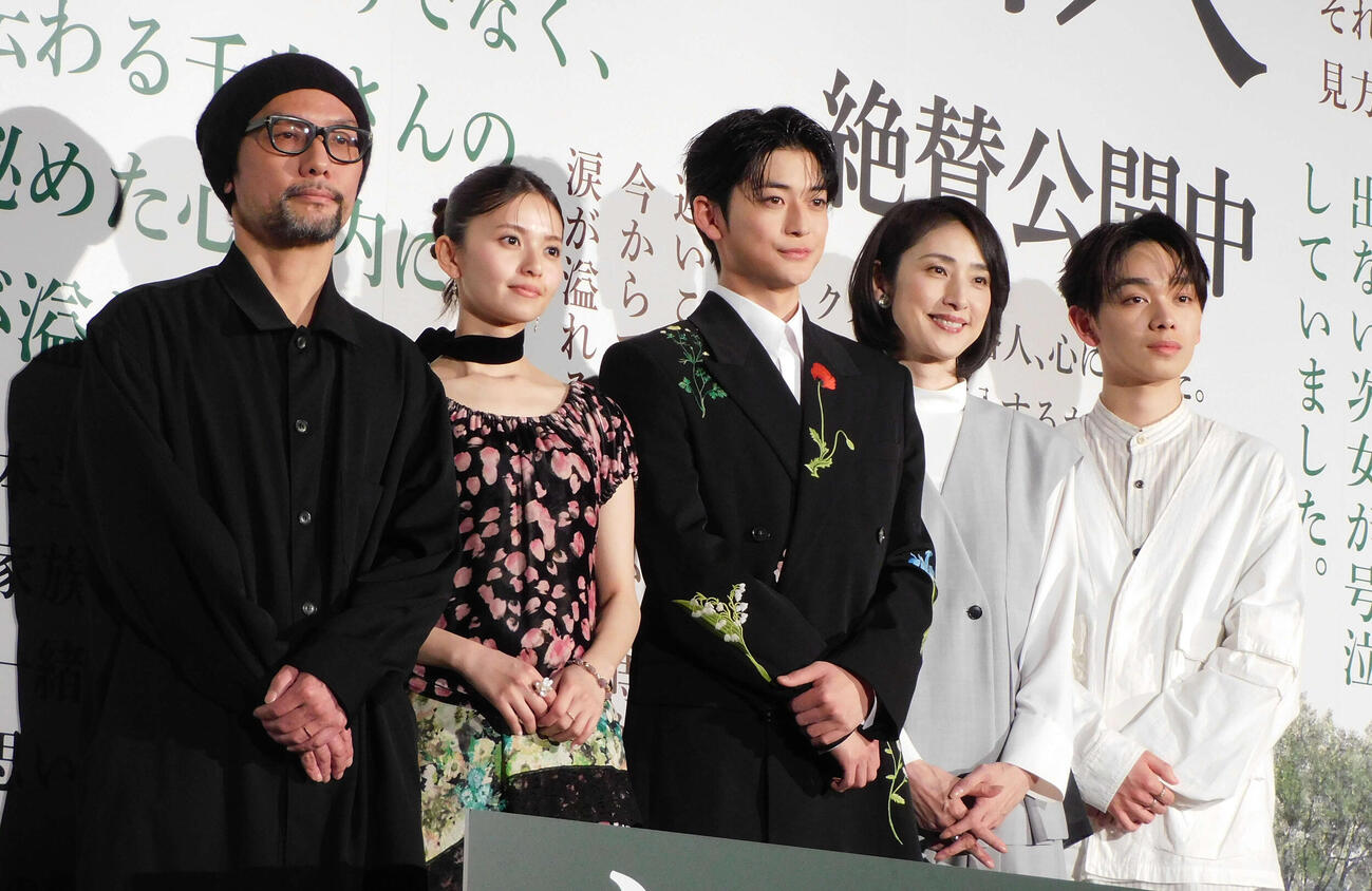 映画「クスノキの番人」公開初日舞台あいさつに登壇したキャスト（撮影・寺本吏輝）