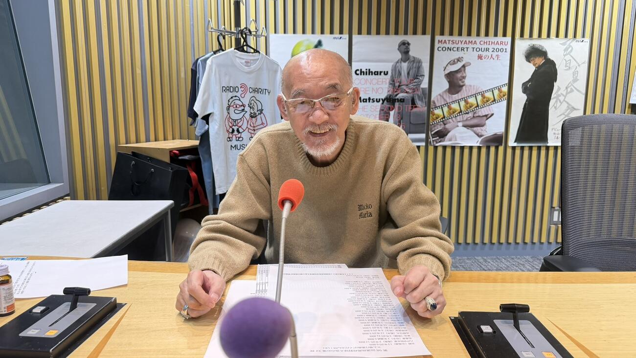 「松山千春のオールナイトニッポンGOLD～デビュー50周年スペシャル～」でマイクに向かってしゃべる松山千春