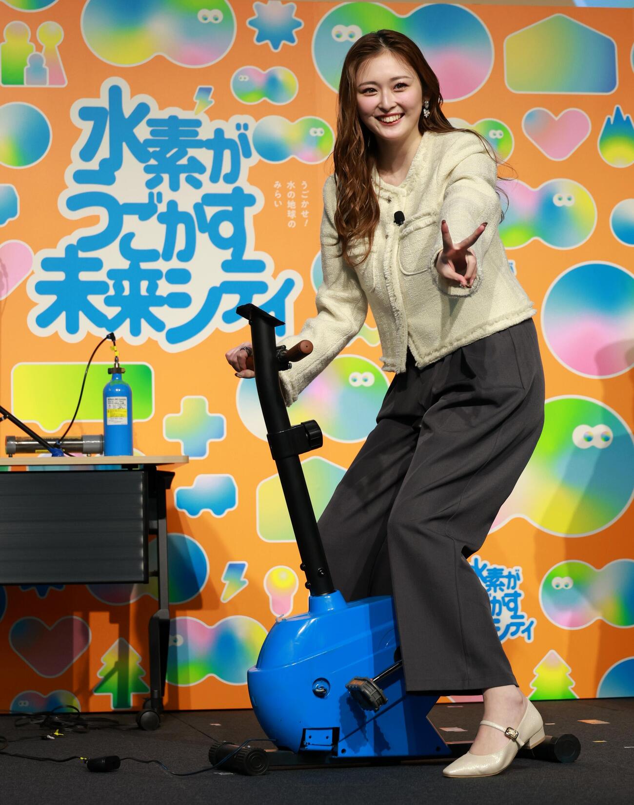 自転車で水素を発生させるゆうちゃみ（撮影・中島郁夫）