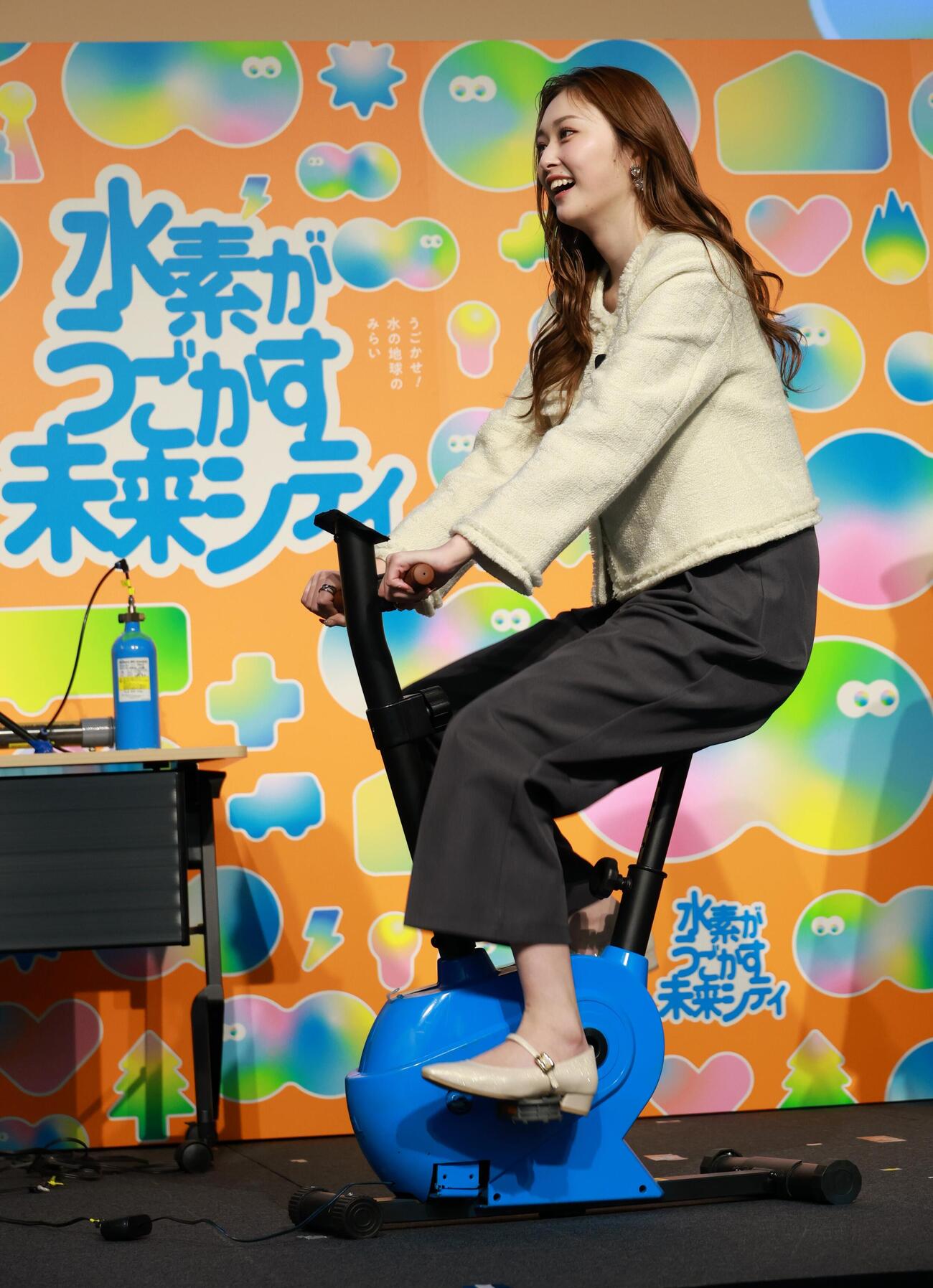 自転車で水素を発生させるゆうちゃみ（撮影・中島郁夫）