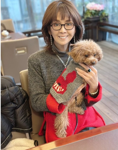 自作セータ姿で愛犬抱っこ（柏木由紀子のブログから）