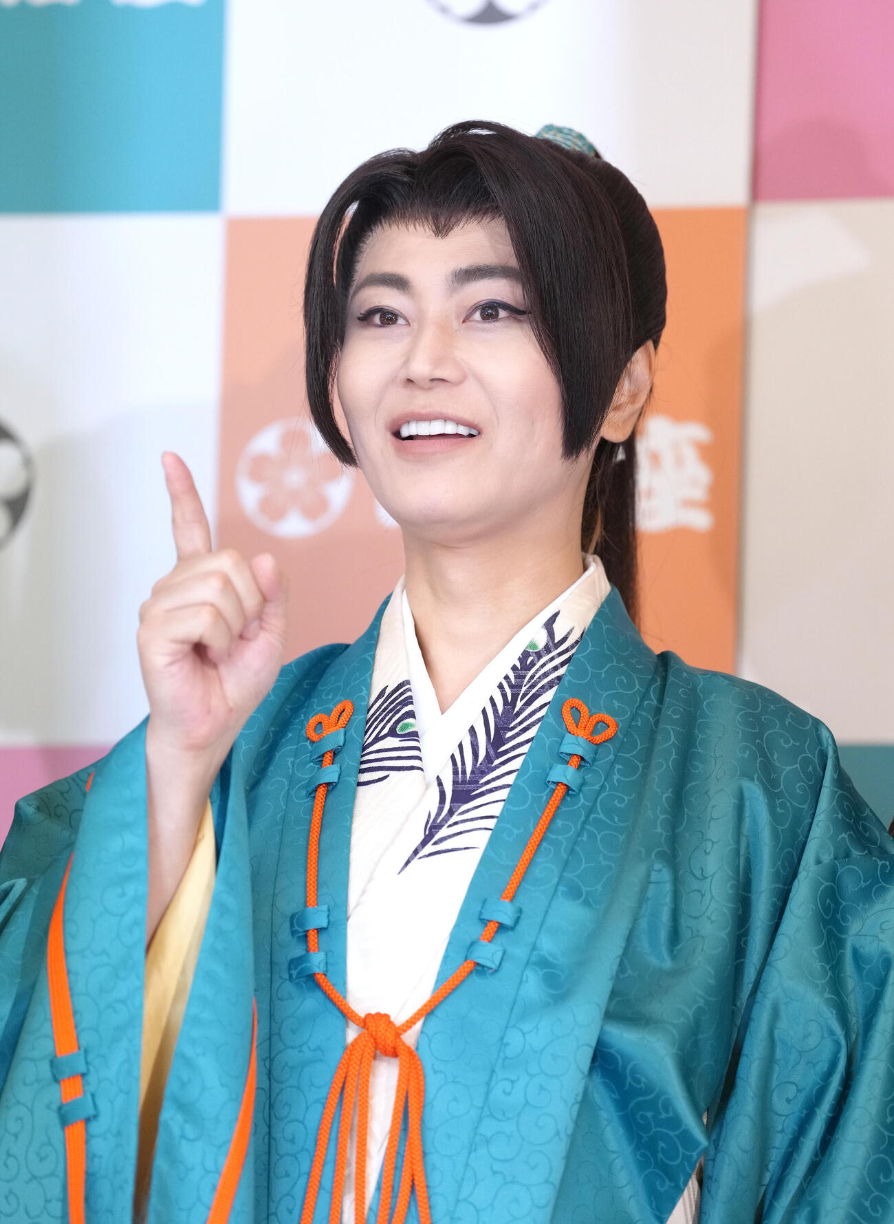 笑顔でポーズを決める氷川きよし（撮影・足立雅史）