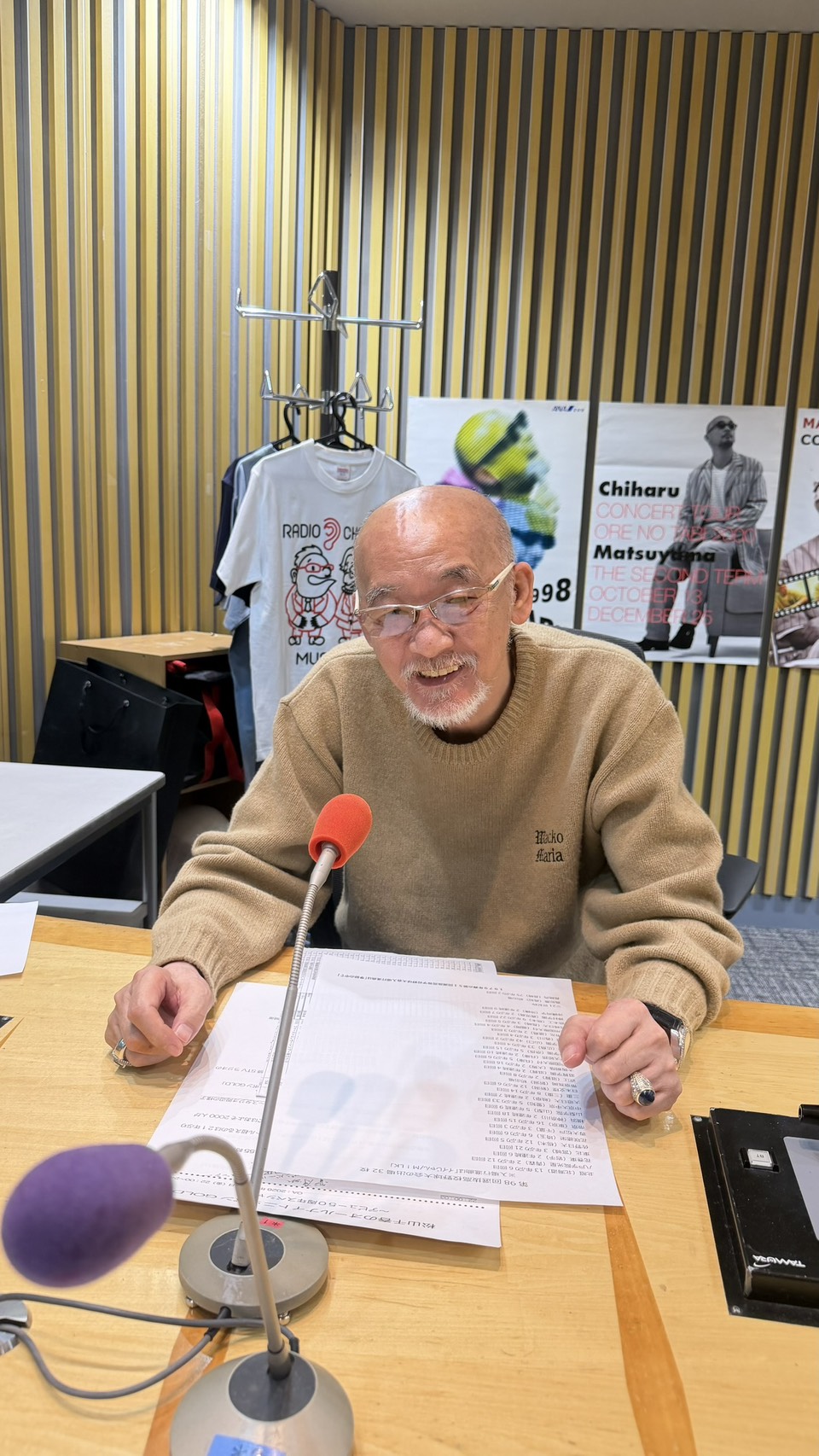 「松山千春のオールナイトニッポンGOLD～デビュー50周年スペシャル～」でマイクに向かってしゃべる松山千春