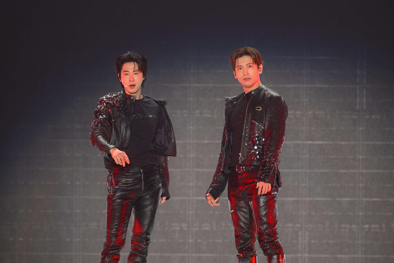 「SMTOWN LIVE 25－26 in FUKUOKA」でパフォーマンスする東方神起のユンホ（左）とチャンミン（右）