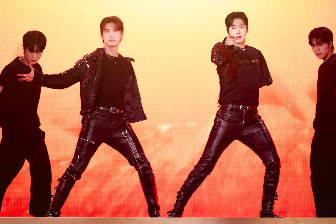 「SMTOWN LIVE 25－26」でパフォーマンスする東方神起のチャンミン（左）とユンホ（右）