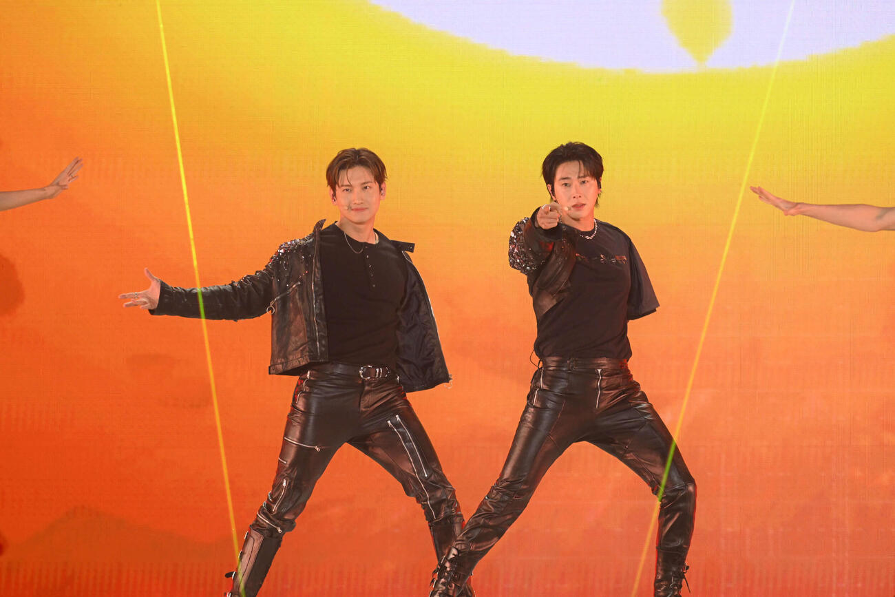 「SMTOWN LIVE 25－26 in FUKUOKA」でパフォーマンスする東方神起のチャンミン（左）とユンホ（右）