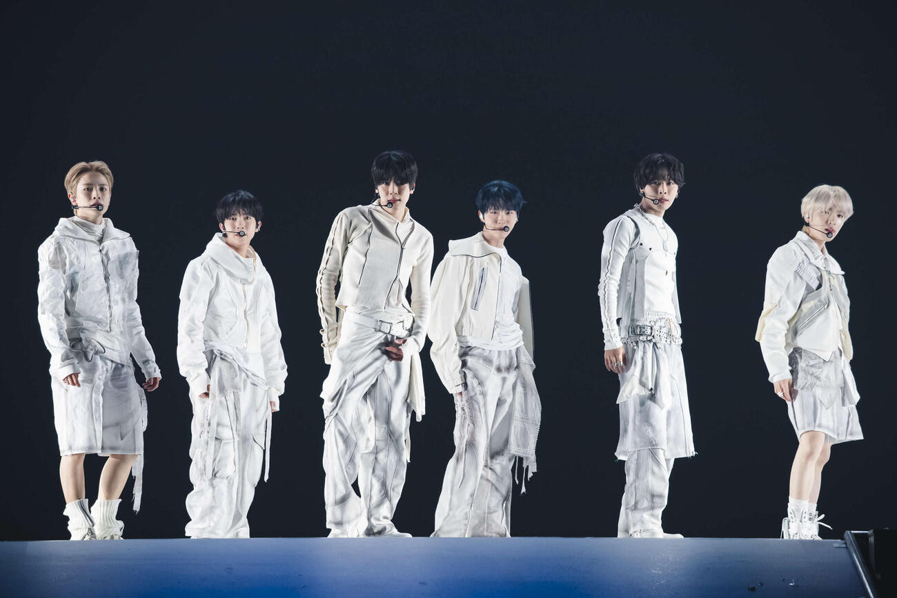 「SMTOWN LIVE 25－26 in FUKUOKA」でパフォーマンスするNCT WISH。左からユウシ、リョウ、シオン、ジェヒ、リク、サクヤ
