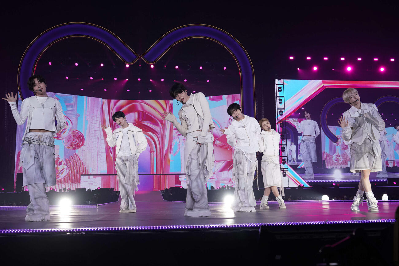 「SMTOWN LIVE 25－26 in FUKUOKA」でパフォーマンスするNCT WISH。左からリク、ジェヒ、シオン、リョウ、ユウシ、サクヤ