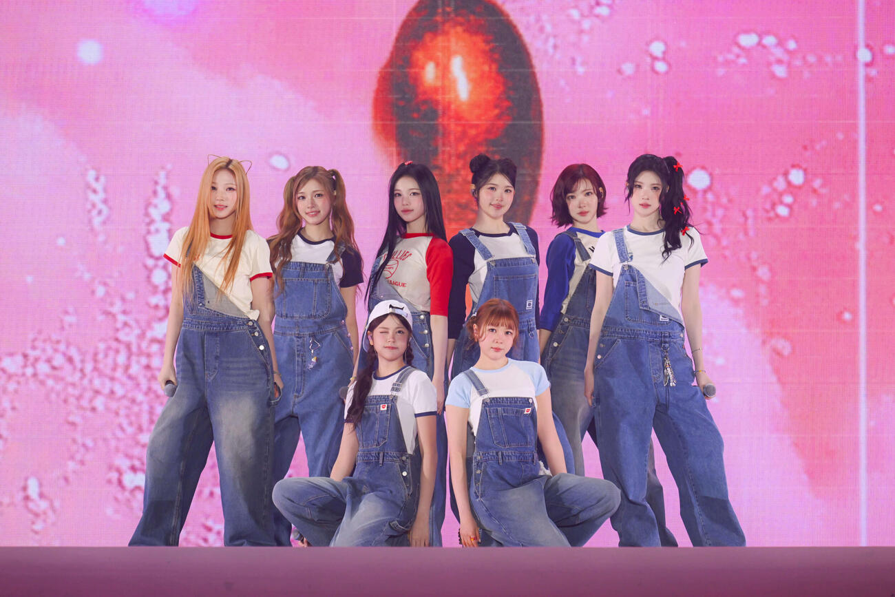 「SMTOWN LIVE 25－26 in FUKUOKA」でパフォーマンスするHearts2Hearts。前列左からカルメン、イェオン。後列左からステラ、ユハ、イアン、エイナ、ジウ、ジューン