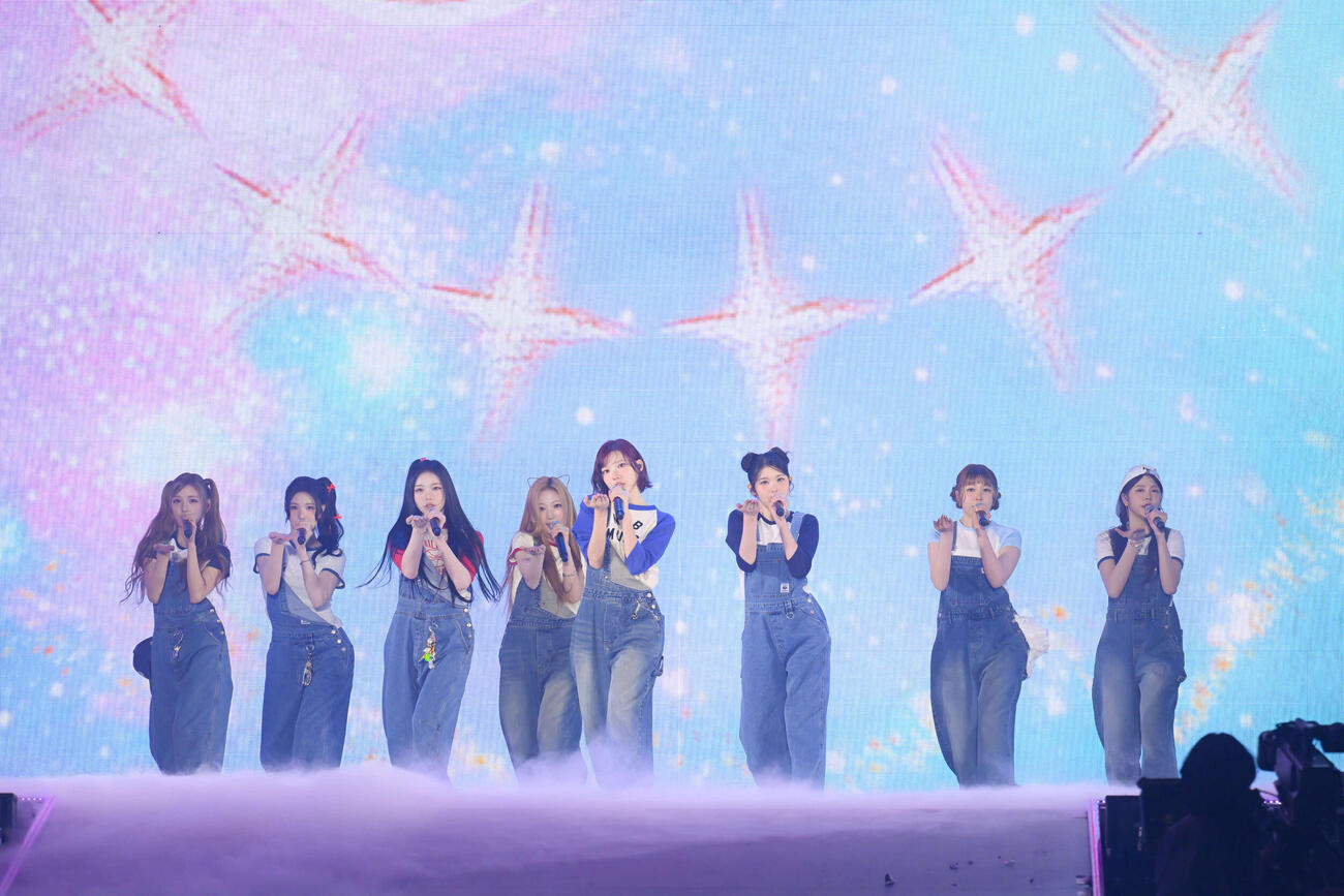 「SMTOWN LIVE 25－26 in FUKUOKA」でパフォーマンスするHearts2Hearts。前列左からカルメン、イェオン。後列左からステラ、ユハ、イアン、エイナ、ジウ、ジューン