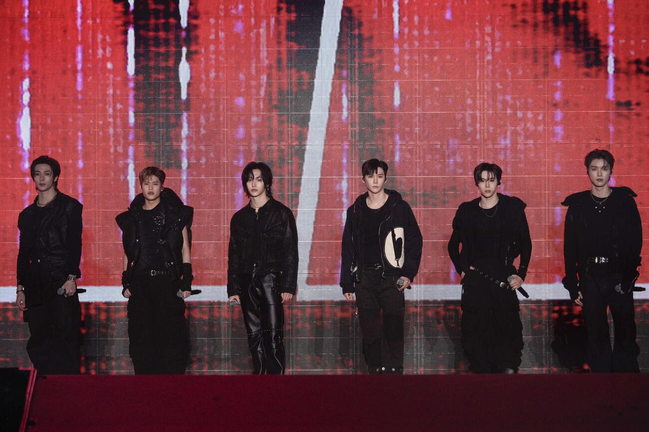 「SMTOWN LIVE 25－26 in FUKUOKA」でパフォーマンスするRIIZE。左からアントン、ソヒ、ウォンビン、ウンソク、ショウタロウ、ソンチャン