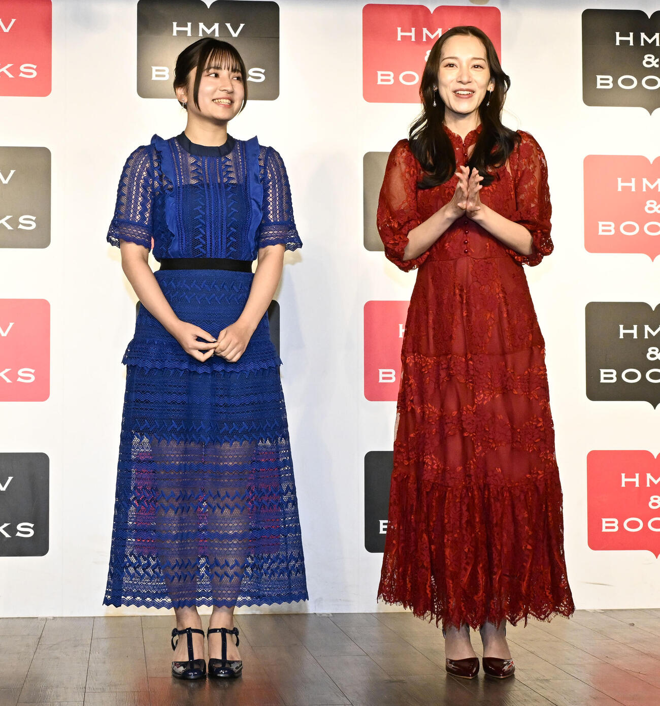 姉妹初の写真集「とまるtoとまる」の発売記念イベントを行った都丸紗也華（右）と亜華梨姉妹（撮影・千葉一成）