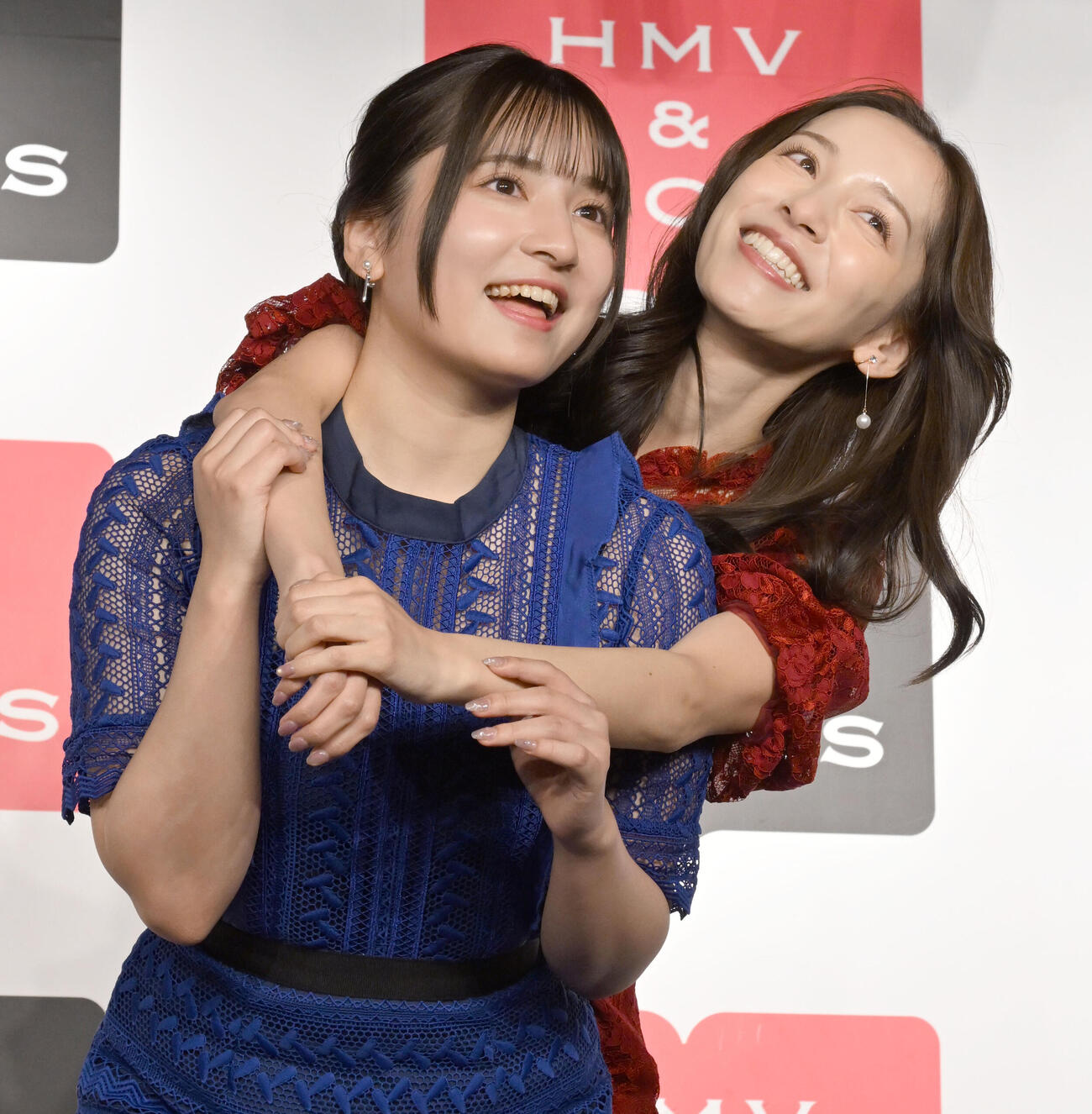 姉妹初の写真集「とまるtoとまる」の発売記念イベントで仲の良さをアピールする都丸紗也華（右）と亜華梨姉妹（撮影・千葉一成）