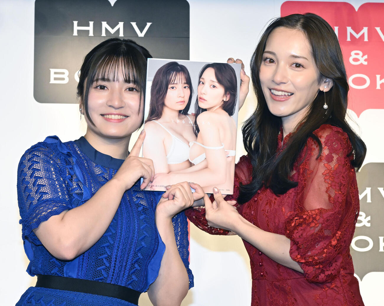 姉妹初の写真集「とまるtoとまる」をPRする都丸紗也華（右）と亜華梨姉妹（撮影・千葉一成）