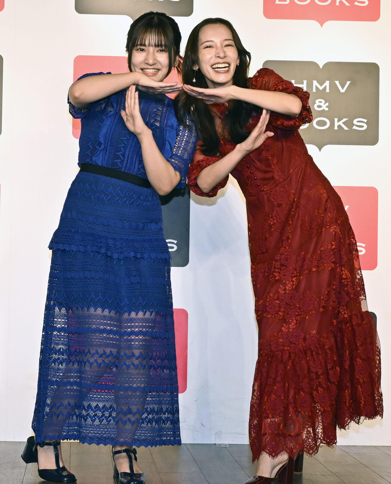 姉妹初の写真集「とまるtoとまる」の発売記念イベントで「T・Tポーズ」を披露する都丸紗也華（右）と亜華梨姉妹（撮影・千葉一成）