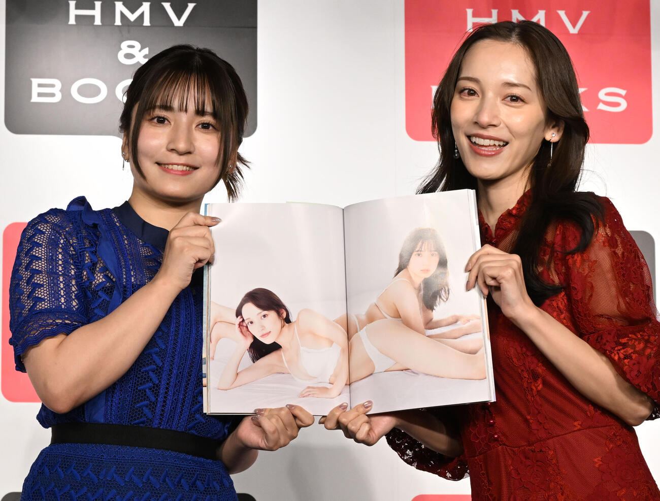 姉妹初の写真集「とまるtoとまる」の発売記念イベントでふたりのお気に入りカットを披露する都丸紗也華（右）と亜華梨姉妹（撮影・千葉一成）