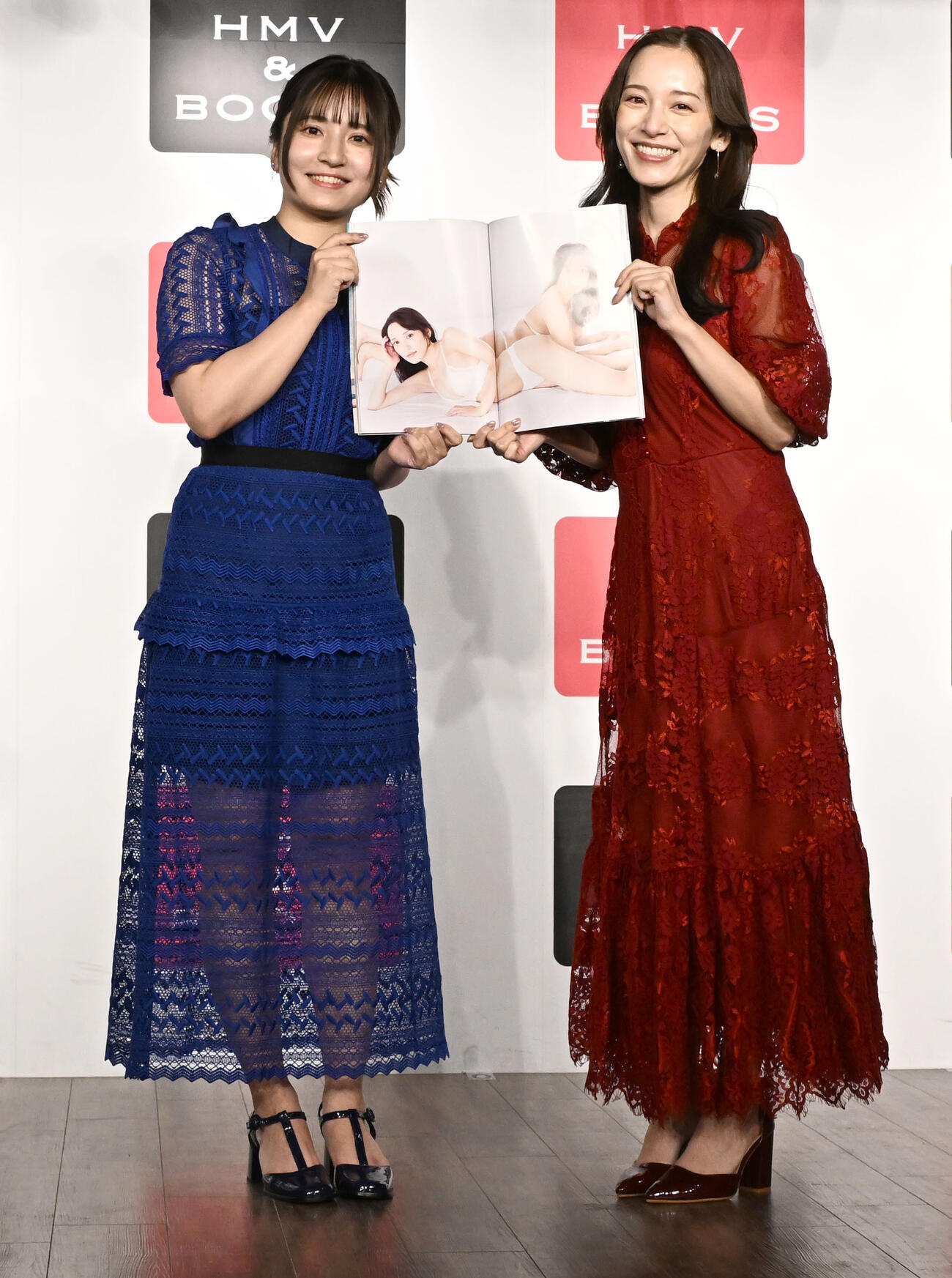 姉妹初の写真集「とまるtoとまる」の発売記念イベントでふたりのお気に入りカットを披露する都丸紗也華（右）と亜華梨姉妹（撮影・千葉一成）