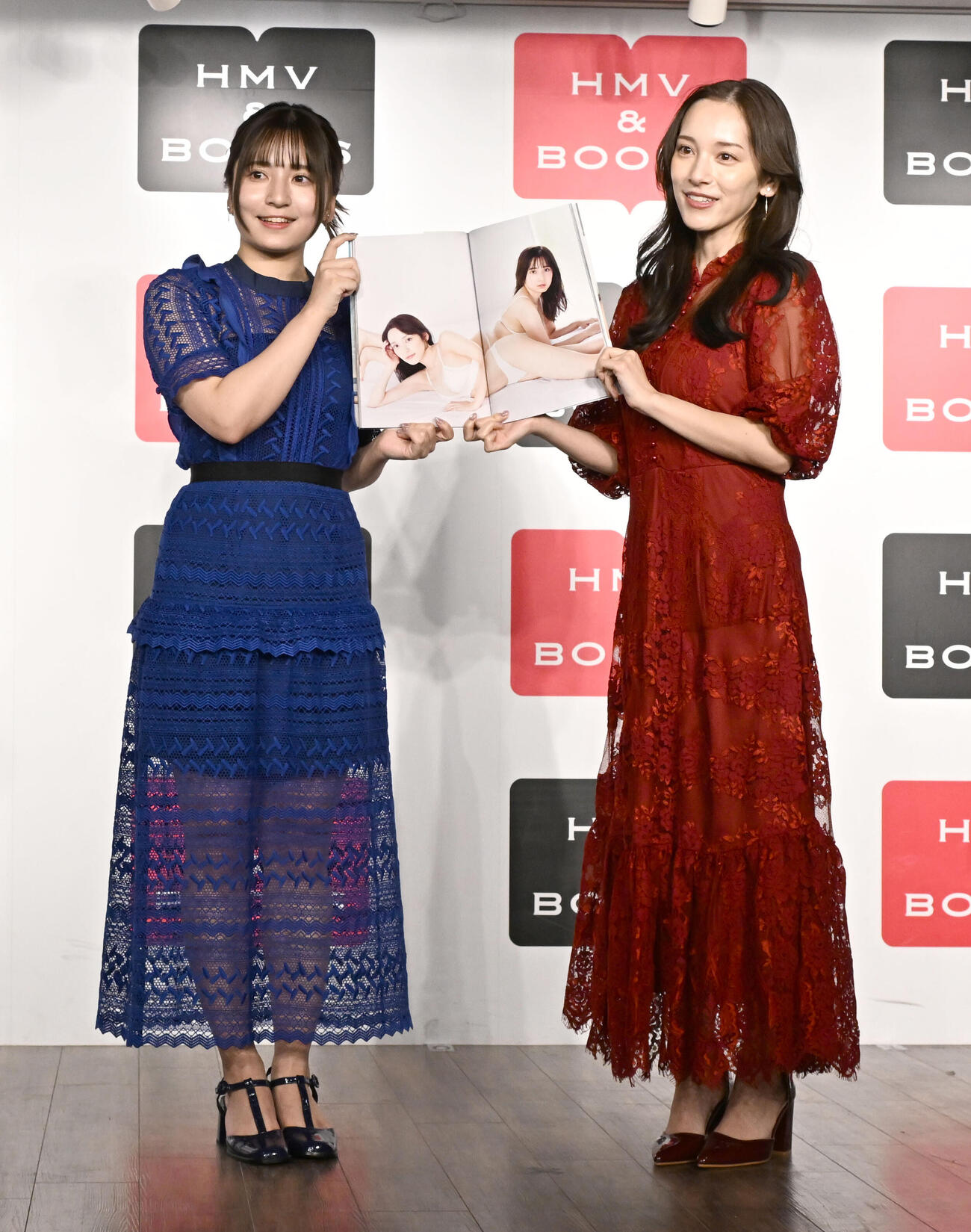 姉妹初の写真集「とまるtoとまる」の発売記念イベントでふたりのお気に入りカットを披露する都丸紗也華（右）と亜華梨姉妹（撮影・千葉一成）