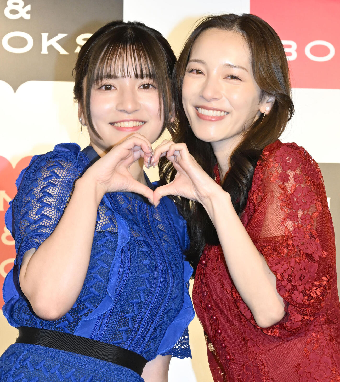 姉妹初の写真集「とまるtoとまる」の発売記念イベントでハートマークポーズで仲の良さをアピールする都丸紗也華（右）と亜華梨姉妹（撮影・千葉一成）