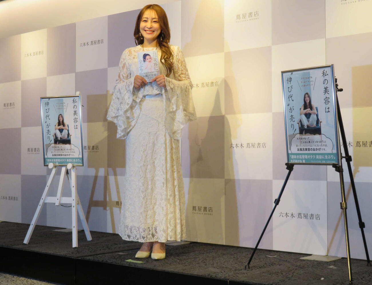 「遅咲き　肌管理オタク　美容に全ぶり」発売記念トークショーを開いた大沢あかね（撮影・村上幸将）