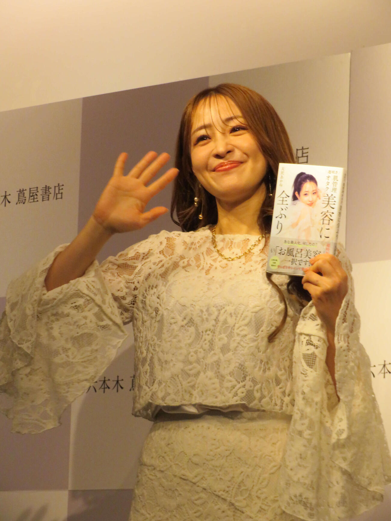「遅咲き　肌管理オタク　美容に全ぶり」発売記念トークショーを開いた大沢あかね（撮影・村上幸将）